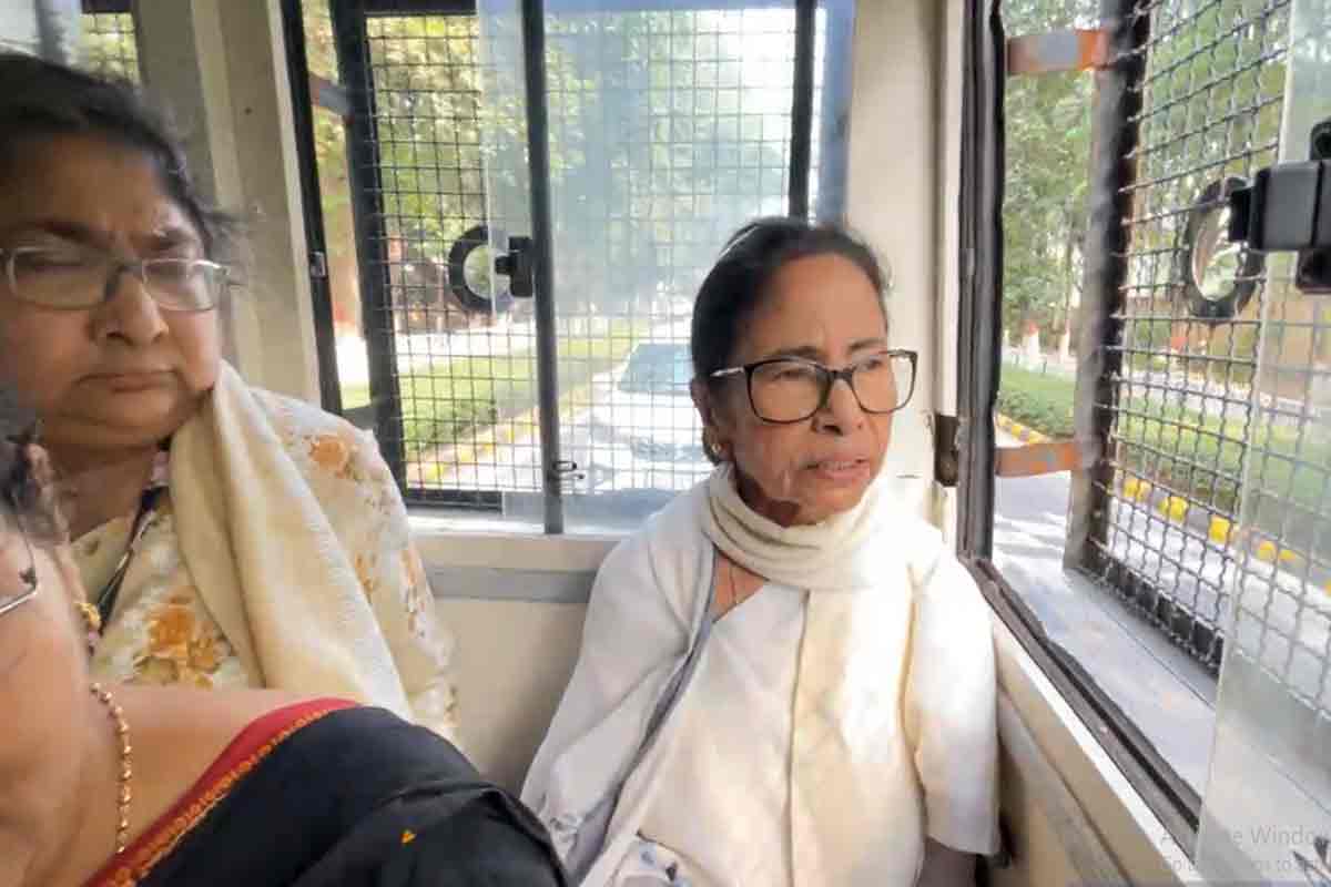 দিল্লিতে মমতা ব্যানার্জি আটক